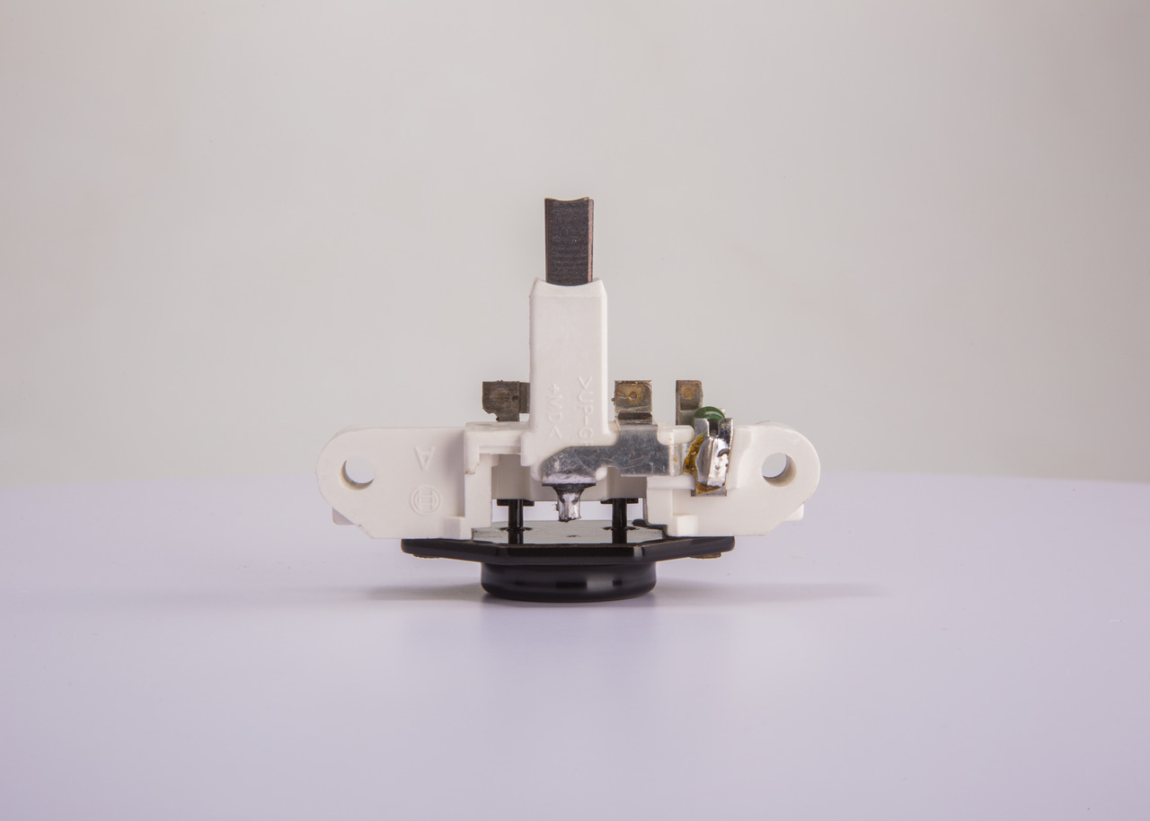 BOSCH 1197311242 Régulateur de tension d'alternateur Mercedes W638 Bus 113 2.0 (638.114, 638.194) 129 CV Essence 1997