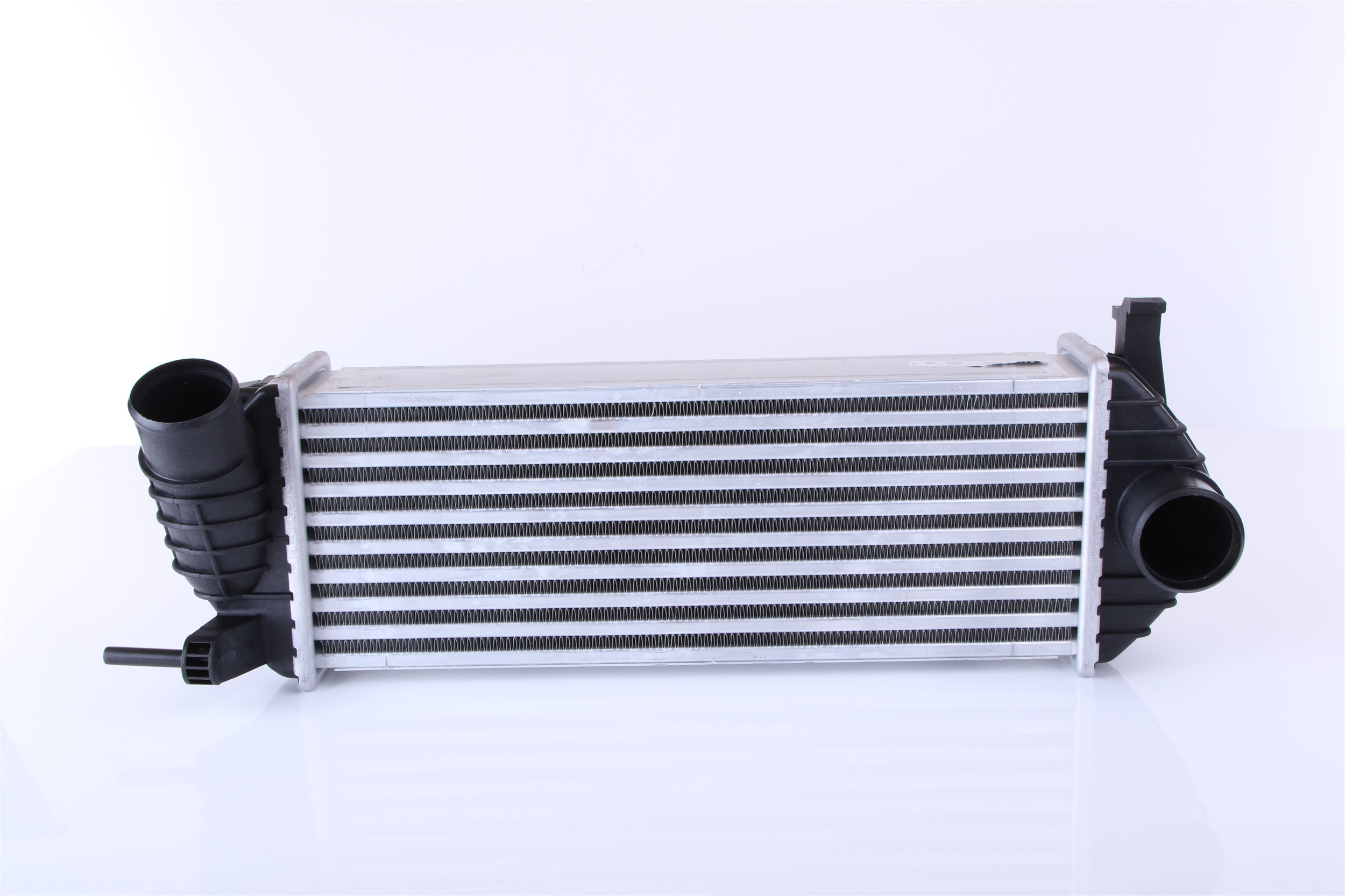 Интеркулер 82 00 427 469 NISSENS 96572 RENAULT, VOLVO